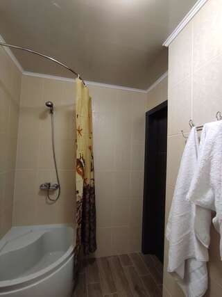 Отель Отель Комфорт Kostyantynivka Двухместный номер с 1 кроватью и собственной ванной комнатой-2